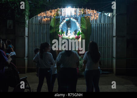 Managua, Nicaragua. 07 Dez, 2018. Ein traditionelles Altar in den Straßen von Managua im Rahmen der religiösen Fest'La Gritería" (schreien). Die Menschen auf der Straße schreien zu Ehren der Jungfrau Maria. Im Vergleich zu den vergangenen Jahren nur wenige Menschen auf die Straße gingen, während dieser Feier. Credit: Carlos Herrera/dpa/Alamy leben Nachrichten Stockfoto