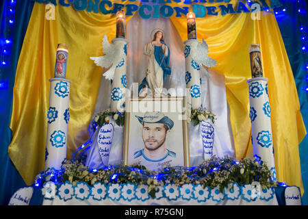 Managua, Nicaragua. 07 Dez, 2018. Auf dem Altar ist eine Fotografie von Edwin Carcache (M), Studentenführer und politische Gefangene des Regimes von Nicaraguas Präsident Ortega. Laut Menschenrechtsaktivisten, mindestens 545 Bürgerinnen und Bürger haben in Proteste gegen die autoritäre Regierung Nicaraguas enthalten. Darüber hinaus werden rund 1300 Personen wurden verhaftet oder verschleppt. Die Toten und die politischen Gefangenen zu Ehren, einige Leute haben Altäre in Nicaragua Farben zu Hause gemacht. Credit: Carlos Herrera/dpa/Alamy leben Nachrichten Stockfoto