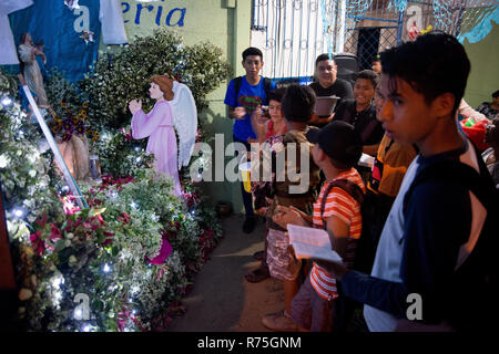 Managua, Nicaragua. 07 Dez, 2018. Ein traditionelles Altar in den Straßen von Managua im Rahmen der religiösen Fest'La Gritería" (schreien). Die Menschen auf der Straße schreien zu Ehren der Jungfrau Maria. Im Vergleich zu den vergangenen Jahren nur wenige Menschen auf die Straße gingen, während dieser Feier. Credit: Carlos Herrera/dpa/Alamy leben Nachrichten Stockfoto