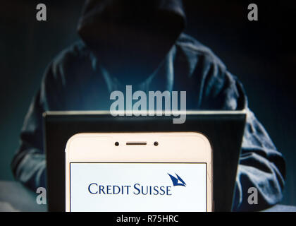 Hong Kong. 23 Nov, 2018. Schweizer multinationalen Investitionen Bank- und Finanzdienstleister Credit Suisse Group Logo ist auf ein Android mobile Gerät mit einer Abbildung der Hacker im Hintergrund zu sehen. Credit: Miguel Candela/SOPA Images/ZUMA Draht/Alamy leben Nachrichten Stockfoto