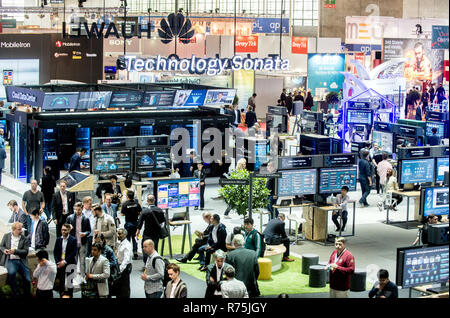 Hannover, Deutschland. 13. Juni, 2018. Besucher, vorbei am Stand der Firma Huawei bei der Digitalisierung Messe Cebit. Nach drei Jahrzehnten, Cebit versucht, eine 'Festival' Format Comeback zwischen dem 11. und 15. Juni. Credit: Hauke-Christian Dittrich/dpa | Verwendung weltweit/dpa/Alamy leben Nachrichten Stockfoto