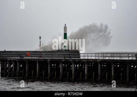 Aberystwyth, Wales, UK. 08. Dezember, 2018. Starke Winde und große Wellen in die Küstenlinie. © rhodri Jones/Alamy leben Nachrichten Stockfoto
