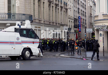 Paris, Frankreich, 08. Dezember 2018. Wasserwerfer und Bereitschaftspolizei stehen Demonstranten auf dem Boulevard des Capucines. Frankreichs Regierung befürchtet weitere Unruhen in der Hauptstadt und möchte eine Eskalation mit einem massiven Einsatz der Sicherheitskräfte zu verhindern. Am vergangenen Wochenende gab es Unruhen und mehrere Hundert Festnahmen bei Protesten durch die "gelbe Jacken" in der Hauptstadt. Foto: Christian Böhmer/dpa Quelle: dpa Picture alliance/Alamy leben Nachrichten Stockfoto