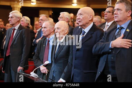 Kiew, Ukraine. 7 Dez, 2018. Borys Paton (C vorne), der den Vorsitz der Ukraine Nationale Akademie der Wissenschaften (UNAS) seit 1962, nimmt an den Feierlichkeiten an der National Opera House der Ukraine in Kiew, Ukraine, Dez. 7, 2018. Das 100-jährige Jubiläum der Errichtung der UNAS und das 100-jährige Jubiläum seines Präsidenten Borys Paton wurden hier gefeiert Freitag. Hunderte von Gästen, darunter top ukrainische Beamte der Regierung und des Parlaments und renommierte ausländische Wissenschaftler, versammelten sich in der Nationalen Oper der Ukraine für die Feierlichkeiten. Credit: Chen Junfeng/Xinhua/Alamy leben Nachrichten Stockfoto