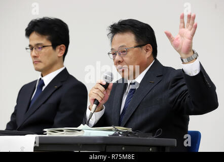 Yokohama, Japan. 7 Dez, 2018. Japans Automobilindustrie riesige Nissan Motor Vizepräsidenten Seiji Honda und Teiji Hirata (L) Die Firma entdeckte Abweichungen in den letzten Fahrzeugs Inspektionen bei Nissan Werk Oppama und Auto funktioniert Kyoto während der Pressekonferenz in der Nissan Hauptsitz in Yokohama, Vorort von Tokio am Freitag verkünden, 7. Dezember 2018. Insgesamt 1,14 Millionen Fahrzeuge über 42 Modelle zurückgerufen. Credit: Yoshio Tsunoda/LBA/Alamy leben Nachrichten Stockfoto