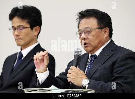 Yokohama, Japan. 7 Dez, 2018. Japans Automobilindustrie riesige Nissan Motor Vizepräsidenten Seiji Honda und Teiji Hirata (L) Die Firma entdeckte Abweichungen in den letzten Fahrzeugs Inspektionen bei Nissan Werk Oppama und Auto funktioniert Kyoto während der Pressekonferenz in der Nissan Hauptsitz in Yokohama, Vorort von Tokio am Freitag verkünden, 7. Dezember 2018. Insgesamt 1,14 Millionen Fahrzeuge über 42 Modelle zurückgerufen. Credit: Yoshio Tsunoda/LBA/Alamy leben Nachrichten Stockfoto