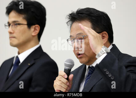 Yokohama, Japan. 7 Dez, 2018. Japans Automobilindustrie riesige Nissan Motor Vizepräsidenten Seiji Honda und Teiji Hirata (L) Die Firma entdeckte Abweichungen in den letzten Fahrzeugs Inspektionen bei Nissan Werk Oppama und Auto funktioniert Kyoto während der Pressekonferenz in der Nissan Hauptsitz in Yokohama, Vorort von Tokio am Freitag verkünden, 7. Dezember 2018. Insgesamt 1,14 Millionen Fahrzeuge über 42 Modelle zurückgerufen. Credit: Yoshio Tsunoda/LBA/Alamy leben Nachrichten Stockfoto