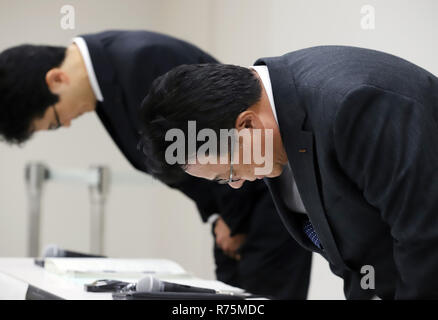 Yokohama, Japan. 7 Dez, 2018. Japans Automobilindustrie riesige Nissan Motor Vizepräsidenten Seiji Honda und Teiji Hirata (L) ihre Köpfe beugen, wie sie verkünden die Firma Abweichungen in den letzten Fahrzeugs Inspektionen bei Nissan Werk Oppama und Auto funktioniert Kyoto entdeckt während der Pressekonferenz in der Nissan Hauptsitz in Yokohama, Suburban Tokio am Freitag, 7. Dezember 2018. Insgesamt 1,14 Millionen Fahrzeuge über 42 Modelle zurückgerufen. Credit: Yoshio Tsunoda/LBA/Alamy leben Nachrichten Stockfoto