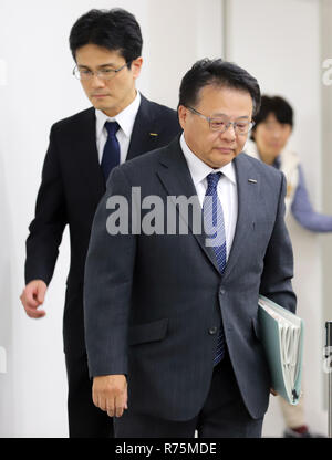 Yokohama, Japan. 7 Dez, 2018. Japans Automobilindustrie riesige Nissan Motor Vizepräsidenten Seiji Honda und Teiji Hirata (L) kommen auf einer Pressekonferenz, wie sie die Firma entdeckte Abweichungen in den letzten Fahrzeugs Inspektionen bei Nissan Werk Oppama und Auto funktioniert Kyoto am Nissan Hauptsitz in Yokohama, Vorort von Tokio am Freitag verkünden, 7. Dezember 2018. Insgesamt 1,14 Millionen Fahrzeuge über 42 Modelle zurückgerufen. Credit: Yoshio Tsunoda/LBA/Alamy leben Nachrichten Stockfoto