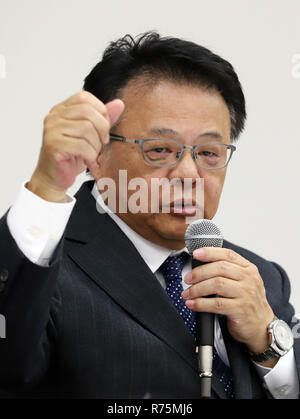 Yokohama, Japan. 7 Dez, 2018. Japans Automobilindustrie riesige Nissan Motor vice president Seiji Honda kündigt das Unternehmen Abweichungen in den letzten Fahrzeugs Inspektionen bei Nissan Werk Oppama und Auto funktioniert Kyoto entdeckt während der Pressekonferenz in der Nissan Hauptsitz in Yokohama, Suburban Tokio am Freitag, 7. Dezember 2018. Insgesamt 1,14 Millionen Fahrzeuge über 42 Modelle zurückgerufen. Credit: Yoshio Tsunoda/LBA/Alamy leben Nachrichten Stockfoto