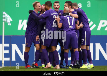 08. Dezember 2018, Bayern, Fürth: Fussball: 2. Bundesliga, SpVgg Greuther Fürth - FC Erzgebirge Aue, 16.Spieltag, im Sportpark Ronhof Thomas Sommer. Florian Krüger (l) des FC Erzgebirge Aue freut sich über sein Tor zum 0:1. Foto: Daniel Karmann/dpa - WICHTIGER HINWEIS: In Übereinstimmung mit den Anforderungen der DFL Deutsche Fußball Liga oder der DFB Deutscher Fußball-Bund ist es untersagt, zu verwenden oder verwendet Fotos im Stadion und/oder das Spiel in Form von Bildern und/oder Videos - wie Foto Sequenzen getroffen haben. Stockfoto