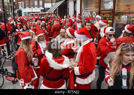 Islington, London, UK. 8. Dezember 2018. Jährliche Santacon, London, Hunderte von Menschen, verkleidet als Weihnachtsmann. Quelle: Matthew Chattle/Alamy leben Nachrichten Stockfoto