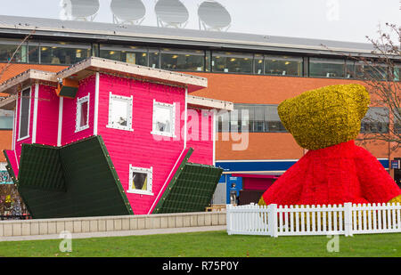 Bournemouth, Dorset, Großbritannien. 8. Dezember 2018. Weihnachtsfest und Dekorationen in Bournemouth. Haus auf den Kopf und riesigen Teddybären. Credit: Carolyn Jenkins/Alamy leben Nachrichten Stockfoto