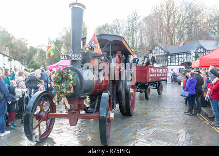 Warrington, Cheshire, UK. 8. Dezember 2018. Die jährlichen Lymm Dickensian Festival fand in Warrington, Cheshire, England, UK. Die Veranstaltung hat seit über einem viertel Jahrhundert in Lymm Dorf übernommen. Jedes Jahr die Lymm Gemeinschaft kommt zusammen mit der Unterstützung der Lymm Pfarrgemeinderat das Dorf zurück in der Zeit zu einer anderen Epoche, wenn Dickens lebendig war, und wo Sie vielleicht sehen, Ebenezer Scrooge durch die Straßen schlendern. Quelle: John Hopkins/Alamy leben Nachrichten Stockfoto