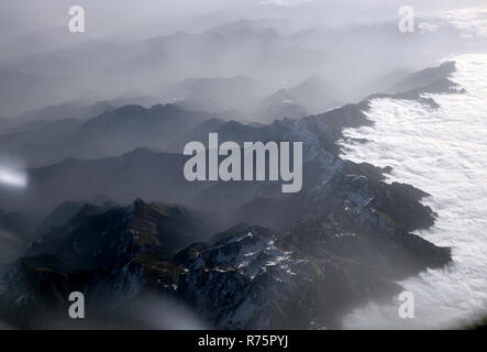 China. 30 Nov, 2018. Blick aus einem Flugzeug durch Wolken auf einem Bergrücken. Quelle: Britta Pedersen/dpa-Zentralbild/ZB/dpa/Alamy leben Nachrichten Stockfoto