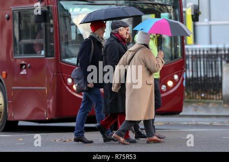 Westminster, London, Großbritannien. 8. Dezember 2018. London, Großbritannien. Touristen mit Sonnenschirmen bei Regen und nasse Wetter in Westminster Credit: Dinendra Haria/Alamy leben Nachrichten Stockfoto