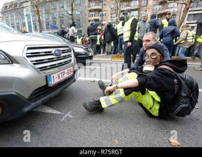 Brüssel, Belgien. 8 Dez, 2018. Die Demonstranten der 'gelb' setzen sie sich vor Autos auf der Hauptstraße bei einer Demonstration in der Innenstadt von Brüssel, Belgien, 8. Dezember, 2018. Credit: Ihr Pingfan/Xinhua/Alamy leben Nachrichten Stockfoto