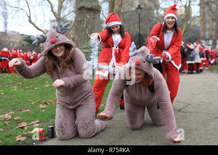 London, UK, 8. Dezember 2018. Zwei Weihnachtsmänner Kampf um die Kontrolle über Ihre "indeer'. Der Weihnachtsmann und seine Helfer Spaß rund um Bahnhof Euston und Bloomsbury Square. Die jährlichen London Santacon erneut Tausende Teilnehmer in Santa Kostüme zusammenbauen an verschiedenen Orten in London, dann auf verschiedenen Routen rund um das Wahrzeichen der Hauptstadt, bevor es schließlich Einberufung im Zentrum von London. Dieses Jahr, Santacon unterstützt London charity Weihnachten für Kinder. Credit: Imageplotter Nachrichten und Sport/Alamy leben Nachrichten Stockfoto