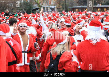 London, UK, 8. Dezember 2018. Der Weihnachtsmann und seine Helfer Spaß rund um Bahnhof Euston und Bloomsbury Square. Die jährlichen London Santacon erneut Tausende Teilnehmer in Santa Kostüme zusammenbauen an verschiedenen Orten in London, dann auf verschiedenen Routen rund um das Wahrzeichen der Hauptstadt, bevor es schließlich Einberufung im Zentrum von London. Dieses Jahr, Santacon unterstützt London charity Weihnachten für Kinder. Credit: Imageplotter Nachrichten und Sport/Alamy leben Nachrichten Stockfoto