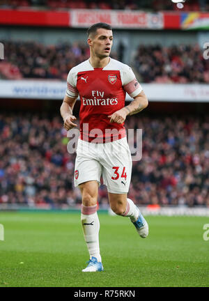 London, Großbritannien. 8. Dezember 2018. Granit Xhaka von Arsenal in der Premier League Spiel zwischen Arsenal und Huddersfield Town im Emirates Stadium redaktionelle Verwendung nur, eine Lizenz für die gewerbliche Nutzung erforderlich. Keine Verwendung in Wetten, Spiele oder einer einzelnen Verein/Liga/player Publikationen. Credit: PHC Images/Alamy leben Nachrichten Stockfoto