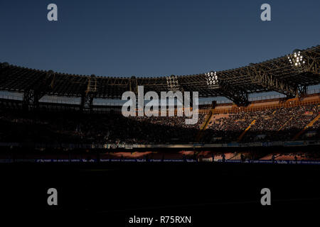 Foto Cafaro/LaPresse 8 Dicembre 2018 Napoli, Italia sport calcio Napoli vs Frosinone - Campionato di calcio Serie A TIM 2018/2019 - Stadio San Paolo. Nella Foto: Stadio San Paolo, Napoli. Foto Cafaro/LaPresse Dezember 8, 2018 Neapel, Italien Sport Fussball Napoli vs Frosinone - Italienische Fußball-Liga einen TIM 2018/2019 - San Paolo Stadions. In der Pic: San Paolo Stadions. Stockfoto