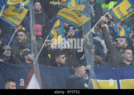 Foto Cafaro/LaPresse 8 Dicembre 2018 Napoli, Italia sport calcio Napoli vs Frosinone - Campionato di calcio Serie A TIM 2018/2019 - Stadio San Paolo. Nella Foto: tifosi del Frosinone. Foto Cafaro/LaPresse Dezember 8, 2018 Neapel, Italien Sport Fussball Napoli vs Frosinone - Italienische Fußball-Liga einen TIM 2018/2019 - San Paolo Stadions. Im Bild: Die Frosinone Fans zeigen ihre Unterstützung. Stockfoto