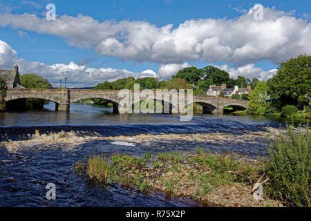 Brücke über den River Cree Newton Stewart, Wigtownshire, Dumfries und Galloway, mit Blick auf das Dorf Minnigaff. Stockfoto