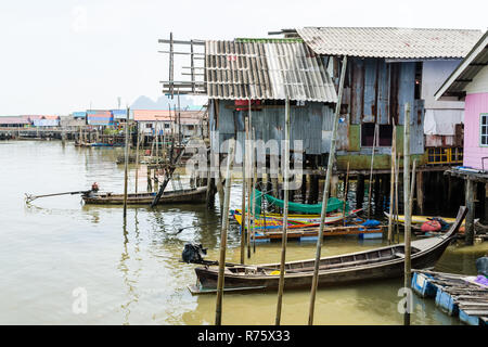 Longtail Boote und Häuser auf Stelzen, Ko Panyi Dorf, Phang Nga Bay, Thailand Stockfoto