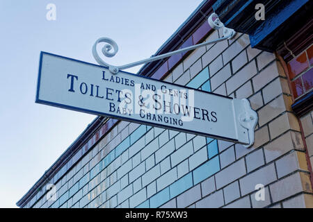 Wc Schild auf öffentlichen Toiletten in Rothesay, Isle of Bute, Argyll, Schottland Stockfoto