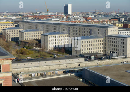 Deutschland, Hauptstadt Berlin, Museum Topograhie des Terrors, Museum Topographie des Terrors documentating NS-Terror von 1933-1945, hinter Abschnitt der Berliner Mauer und der deutschen Bundesministerium der Finanzen, das Gebäude wurde während der NS-Zeit das Hauptquartier des Reichsluftfahrtministerium, NS-luftfahrtministerium Stockfoto