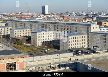 Deutschland, Hauptstadt Berlin, Museum Topograhie des Terrors, Museum Topographie des Terrors documentating NS-Terror von 1933-1945, hinter Abschnitt der Berliner Mauer und der deutschen Bundesministerium der Finanzen, das Gebäude wurde während der NS-Zeit das Hauptquartier des Reichsluftfahrtministerium, NS-luftfahrtministerium Stockfoto