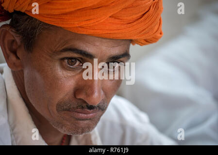 Nahaufnahme Porträt eines Bishnoi-Mannes, Bishnoi-Dorf, Rajasthan, Indien Stockfoto