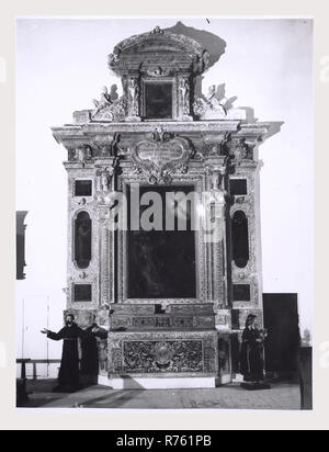 Umbrien Perugia Trevi S. Francesco, dies ist mein Italien, die italienische Land der visuellen Geschichte, Außenansichten des 13. Jahrhunderts Zisterzienserkirche konzentrieren sich auf das gotische Portal. Der Innenraum, 1977 restauriert, gehören die Fresken der Heiligen Ventura, Nicola und Andrea aus dem 15. Jahrhundert eine Orgel aus dem 16. Jahrhundert einen Altar Fresko von Angelucci der Madonna mit Kind und Heiligen mit Christus und Veronica in der Lünette ein Marmor Intarsien Altarbild mit einem Gemälde der Madonna mit Kind und Heiligen Petrus, Paulus und vielleicht Szenen des Letzten Gerichts ein Gemälde der Kreuzigung eine Umbrische lackiert Kruzifix Grab mo Stockfoto