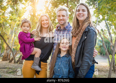 Mischlinge Familienmitglieder Spaß im Freien. Stockfoto