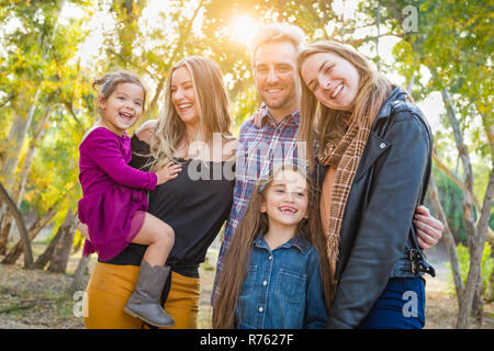 Mischlinge Familienmitglieder Spaß im Freien. Stockfoto