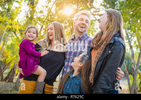 Mischlinge Familienmitglieder Spaß im Freien. Stockfoto