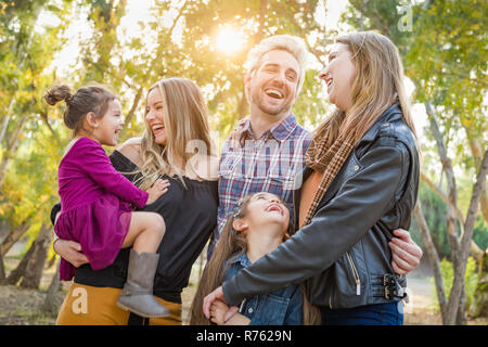 Mischlinge Familienmitglieder Spaß im Freien. Stockfoto