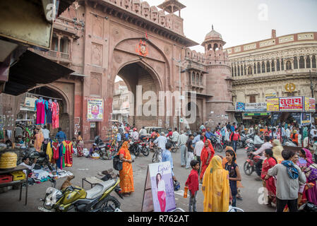 Menge vor Kote Gate, Bikaner, Rajasthan, Indien Stockfoto