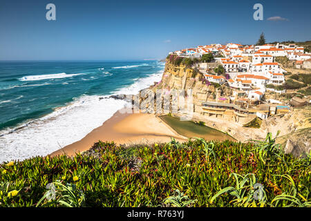 Azenhas do Mar, weißen Dorf Wahrzeichen an der Klippe und Atlantik, Sintra, Lissabon, Portugal, Europa. Stockfoto