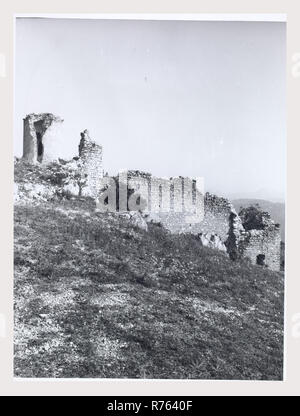 Abruzzen L'Aquila Bominaco Schloss, das ist mein Italien, die italienische Land der visuellen Geschichte, Blick vom Schloss Blick auf die Ruine der Burg. Stockfoto