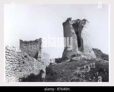 Abruzzen L'Aquila Bominaco Schloss, das ist mein Italien, die italienische Land der visuellen Geschichte, Blick vom Schloss Blick auf die Ruine der Burg. Stockfoto