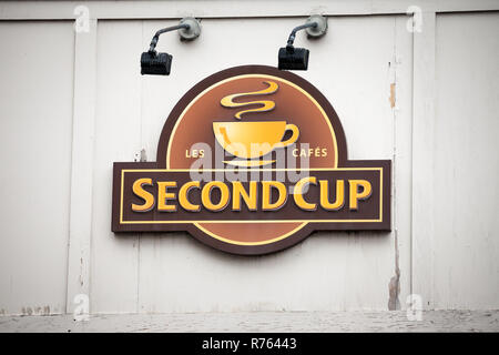 MONTREAL, KANADA - 5. NOVEMBER 2018: Die zweite Tasse Kaffee Logo Vor Ihren lokalen Cafe in der Innenstadt von Montreal, Quebec. Zweite Tasse Kaffee ist eine kanadische Stockfoto