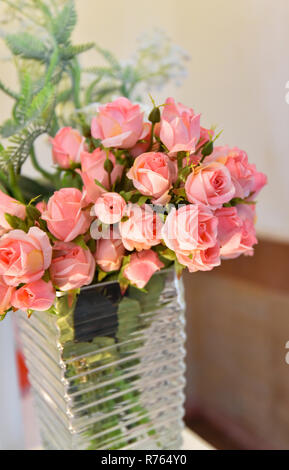 Rosa Rose Blume/Weiche Farbe rosa Rosen Blumenstrauß auf dem Tisch blur Hintergrund Stockfoto
