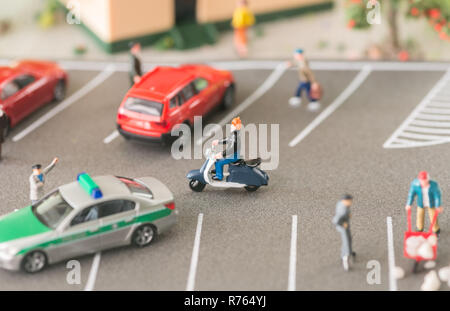 Polizist Verkehr auf einer Straße in Reparatur Stockfoto