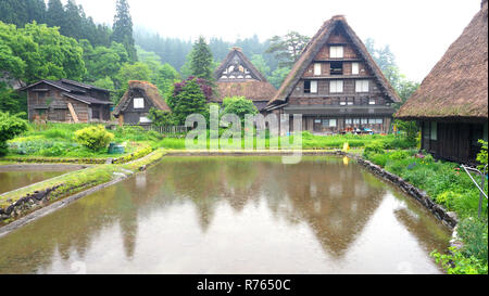 Geht es ins Dorf Shirakawa-Go, das in der regnerischen Tag Stockfoto