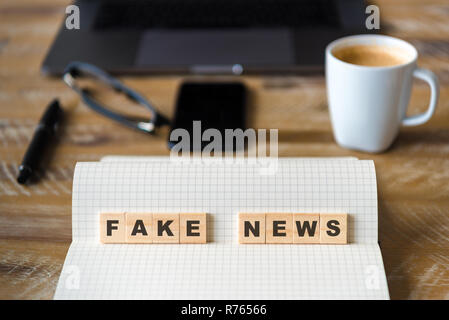 Nahaufnahme auf das Notebook um Holz Tisch Hintergrund, auf Holzblöcken mit Buchstaben, Praktikum Text konzentrieren Stockfoto