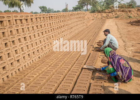 Arbeiter in einer Ziegelfabrik, Rajasthan, Indien Stockfoto