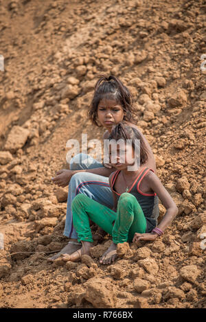 Zwei junge Mädchen sitzen auf dem Boden in einer Ziegelfabrik, Rajasthan, Indien Stockfoto