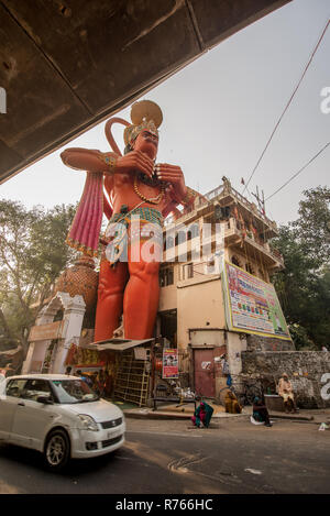 Riesige Statue von Lord Hanuma im Jhandewalan Hanuman Tempel, Neu Delhi, Indien Stockfoto