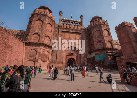 Menschen vor Lahore Gate, Red Fort, Old Delhi, Indien Stockfoto